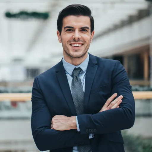 Retrato de un profesional de PRISK en una planta industrial